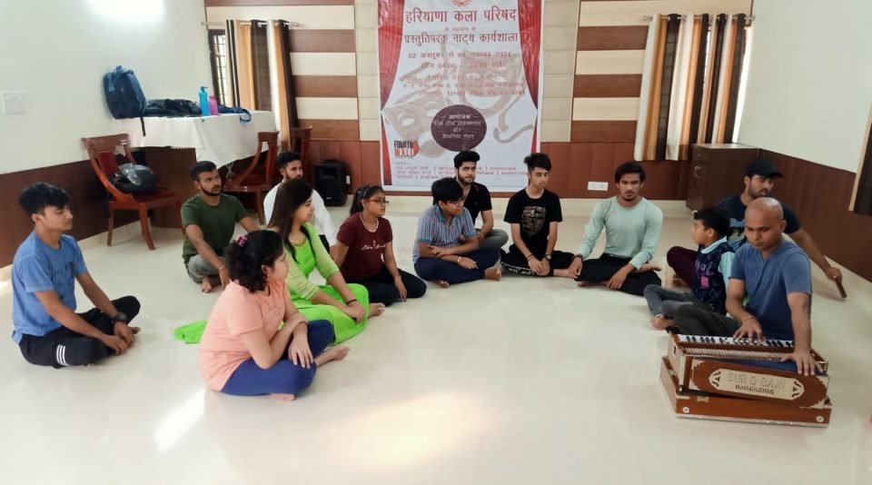 नाट्य कार्यशाला के प्रतिभागियों ने सीखे संगीत के गुर