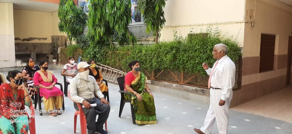 कॉलोनी में शेप फाउंडेशन एनजीओ के साथ मिलकर कोविड-19 और स्वीप के कोऑर्डिनेटर डॉ एमपी सिंह ने एक जागरूकता अभियान चलाया कॉलोनी में शेप फाउंडेशन एनजीओ के साथ मिलकर कोविड-19 और स्वीप के कोऑर्डिनेटर डॉ एमपी सिंह ने एक जागरूकता अभियान चलाया