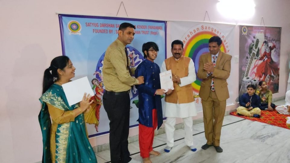 सतयुग दर्शन संगीत कला केंद्र में प्रमाण पत्र वितरण समारोह का आयोजन