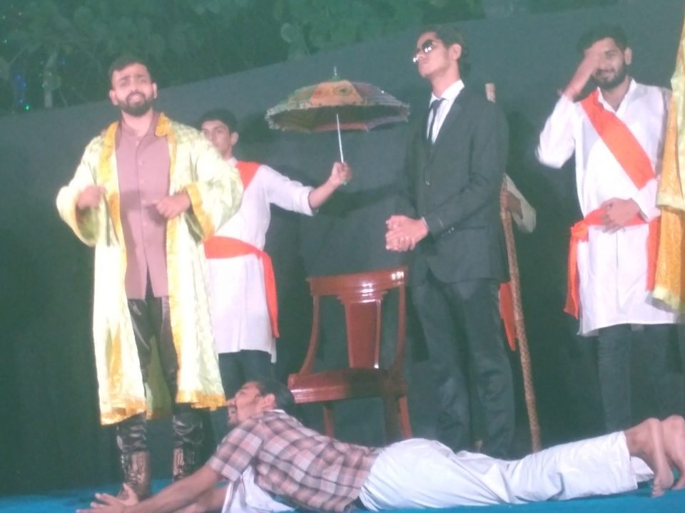 मुख़ा मुख़म मंच द्वारा हास्य नाटक  ‘उज़्जबक राजा और डकैत’ का मंचन