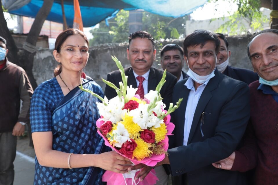 बाल महोत्सव में विजेता बच्चों को उपायुक्त जितेंद्र यादव एवं उनकी पत्नी अंजु बाला ने बांटे पारितोषिक*