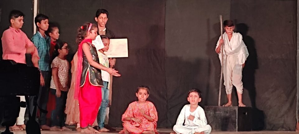 नाट्य कार्यशाला के समापन पर बच्चों ने दिखाए नाटक