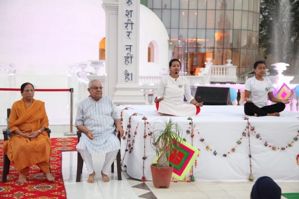 समता ही योग है : योग दिवस के शुभावसर पर ध्यान कक्ष से कुल मानव जाति को दिया गया संदेश योगा दिवस के शुभावसर पर गाँव भूपानी स्थित, सतयुग दर्शन ट्रस्ट द्वारा, अपने ही परिसर सतयुग दर्शन वसुन्धरा में स्थित ध्यान कक्ष, के प्रांगण में किया गया ‘योगा फॉर ह्यूमैनिटी – अडाप्टींग इक्वेलिटी‘ नामक कार्यक्रम का आयोजन।