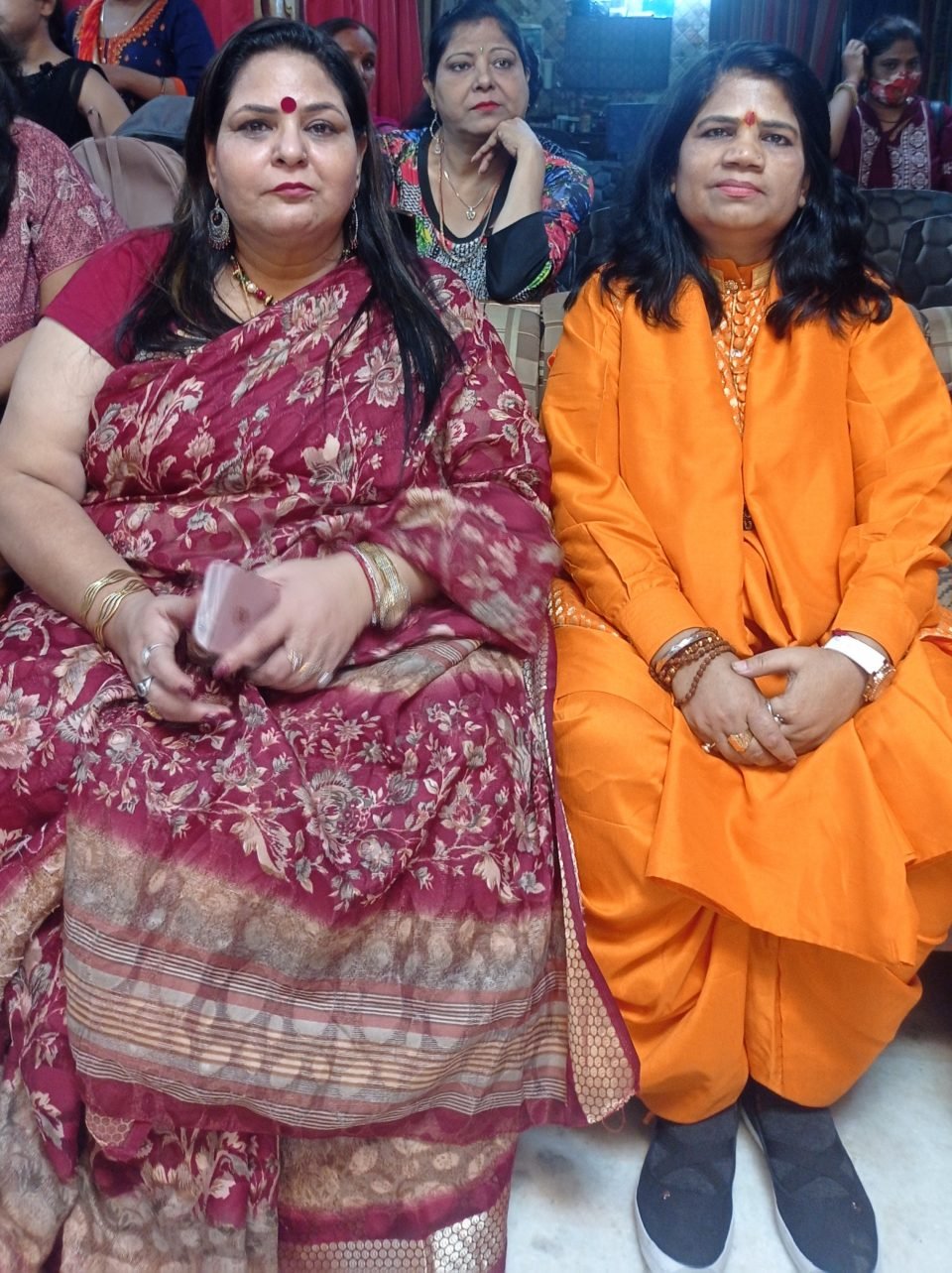 सुहाना सफर-भाग् 2 मे मुख्य अतिथि गुरु माँ अंजू दीदी ने कलाकारों को दिया आशीर्वाद कार्यक्रम के आयोजक रहे रश्मी चतुर्वेदी और विजय शंकर