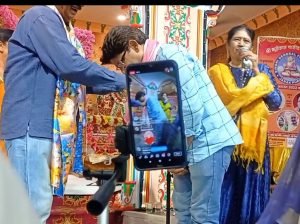 जनक पूरी लाल साईं झूले लाल मदिर मे चल रहे चालीहा महोत्सव मे आई सूफी सिंगर देवी बदलानी ने बिखेरा अपनी आवाज़ का जलवा वहीं मन्दिर कमेटी के राजकुमार ममतानी जी का जन्मदिन भी मनाया गया सुनील ममतानी जी और राजकुमार ममतानी जी ने वीणा जी ने वहाँ पर आये सभी भक्तजानो का स्वागत किया और सभी संगत ने बफे ही प्रेम भाव से लंगर खाया