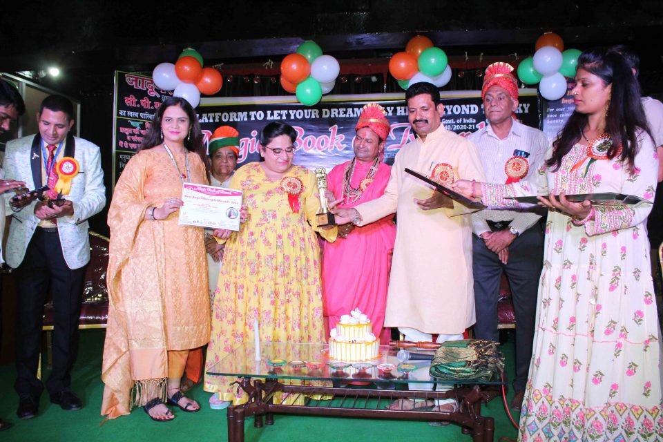 मैजिक बुक ऑफ रिकॉर्ड द्वारा पुरस्कार वितरण समारोह द कैसल ऑफ आर्ट थियेटर में आयोजित किया गया।