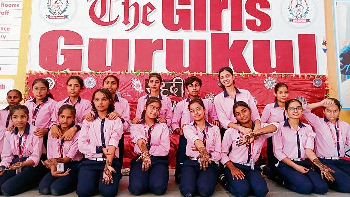 द गर्ल्स गुरुकुल कलायत में दिनांक 27/7/23 को सावन महोत्सव के तहत मेहंदी प्रतियोगिता का आयोजन किया गया है