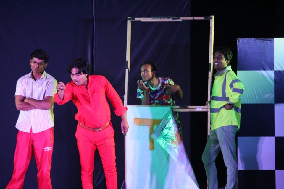 निठ्ल्ला ने मनोरंजन करते हुए छोड़े गहरे सवाल