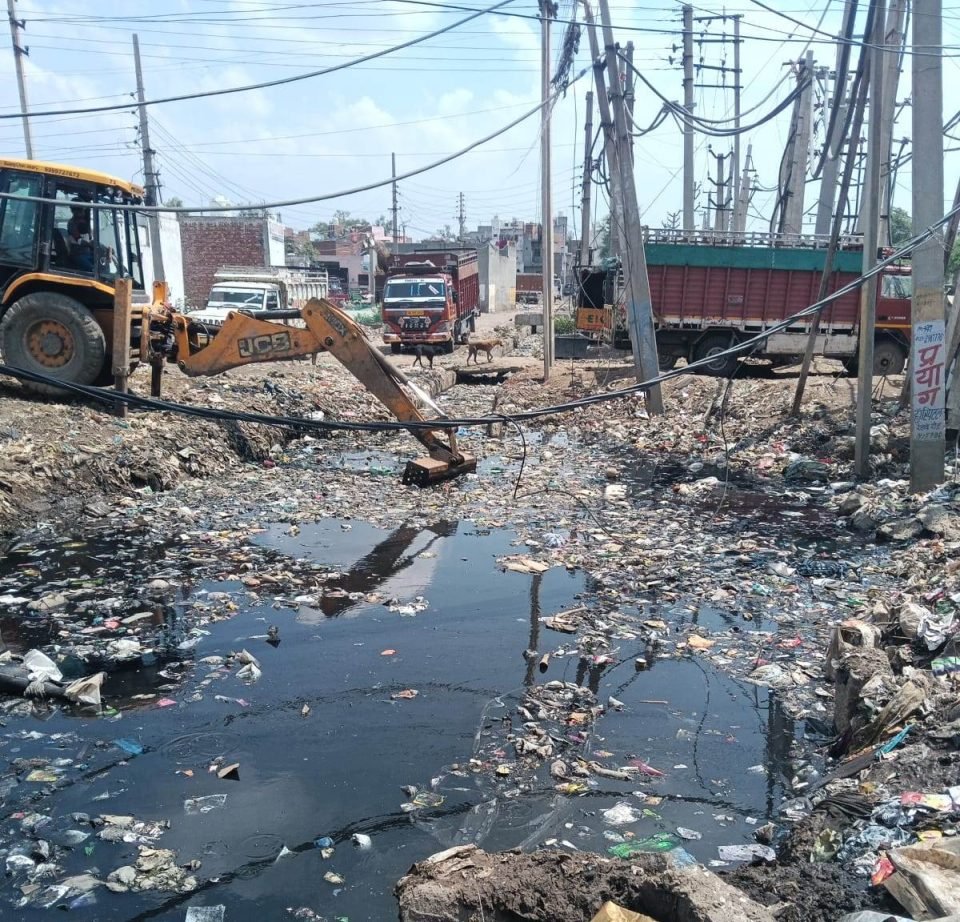 सफाई के उपरान्त निकाले गये कूड़े और कीचड़ का उचित निस्तारण सुनिश्चित करेंगे सम्बंधित अधिकारी एवं कर्मचारी: डीसी विक्रम सिंह