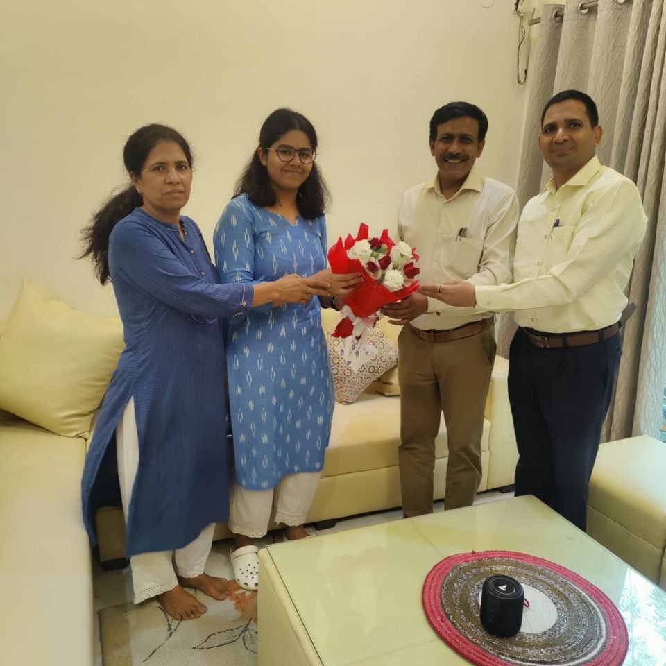 डॉ गीता आर्य को शिक्षा विभाग से प्राध्यापक के पद से सेवा निवृत होने पर दी हार्दिक शुभकामनाएं। मंडल बाल कल्याण अधिकारी कमलेश शास्त्री एवं डॉ सी पी यादव अंतर्राष्ट्रीय जादूगर सम्राट द्वारा उनके निवास स्थान पर जाकर